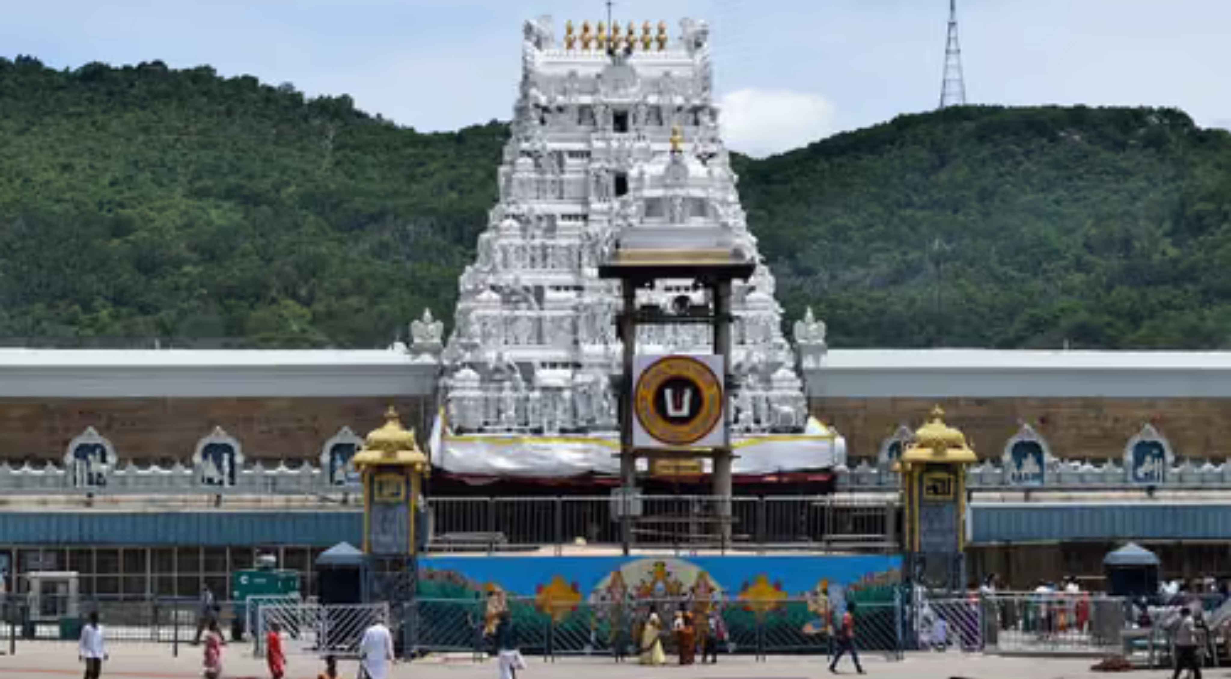 Tirumala: తిరుమలలో కొనసాగుతున్న భక్తుల రద్దీ.. సర్వదర్శనం కోసం 15 గంటల నిరీక్షణ!