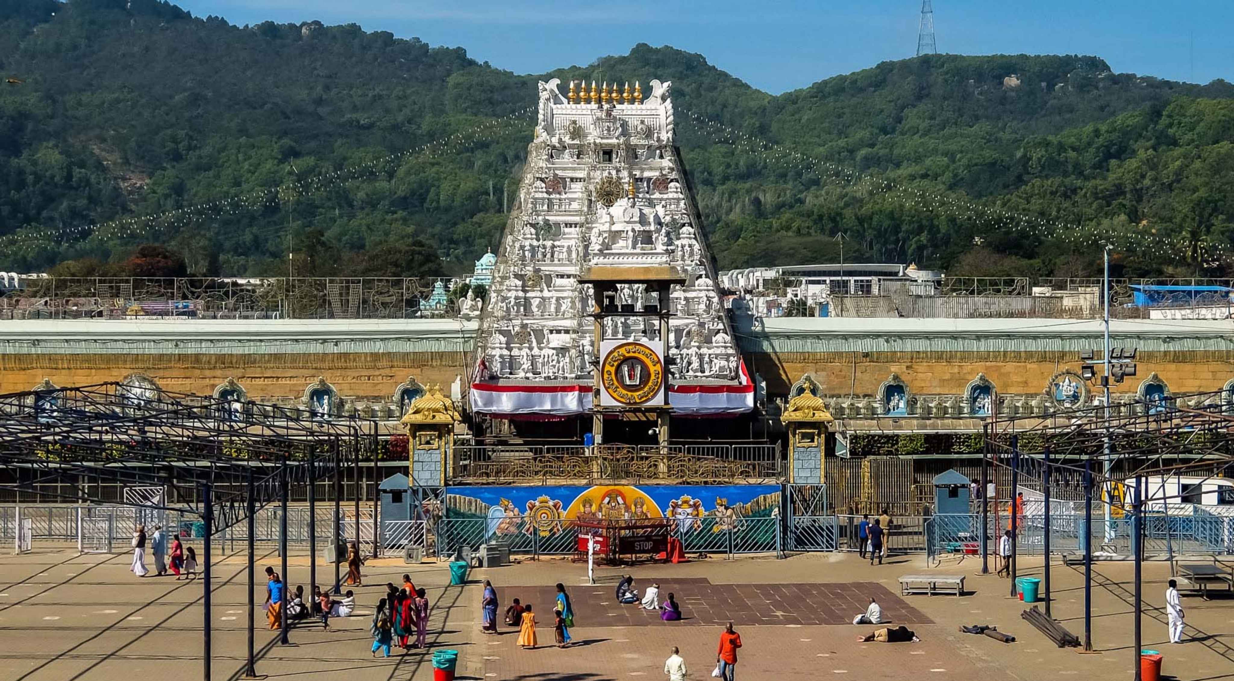 Tirumala: తిరుమలలో కొనసాగుతున్న భక్తుల రద్దీ.. 31 కంపార్టుమెంట్లలో వేచిఉన్న భక్తులు!